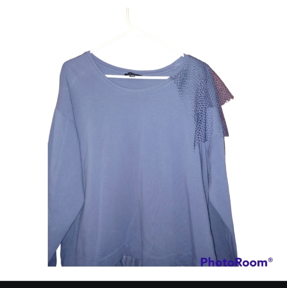 Sweater with tulle in hem. Tulle detail  on side shoulder  Round collar. - Picture 3 of 4